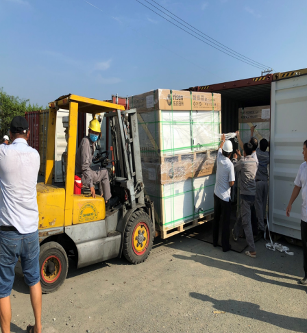 Xe nâng và cẩu hỗ trợ — không loại hàng nào vượt năng lực