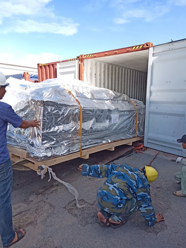 Tiếp nhận và rút thiết bị từ container tại bãi cảng 1