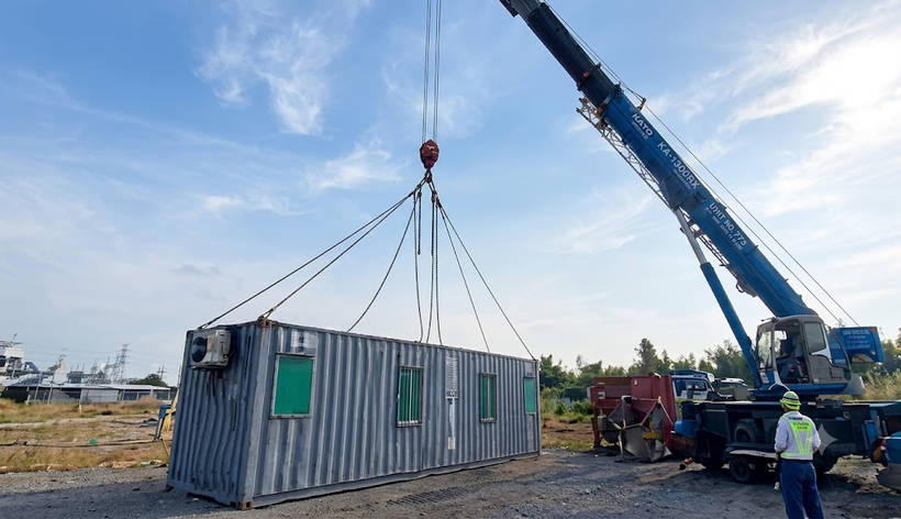 Cẩu lắp đặt container phục vụ công trường 1